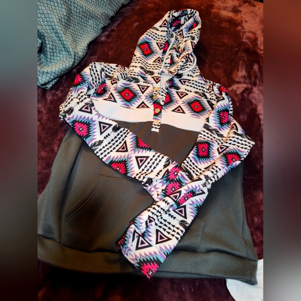 Aztec hooded pullover size medium